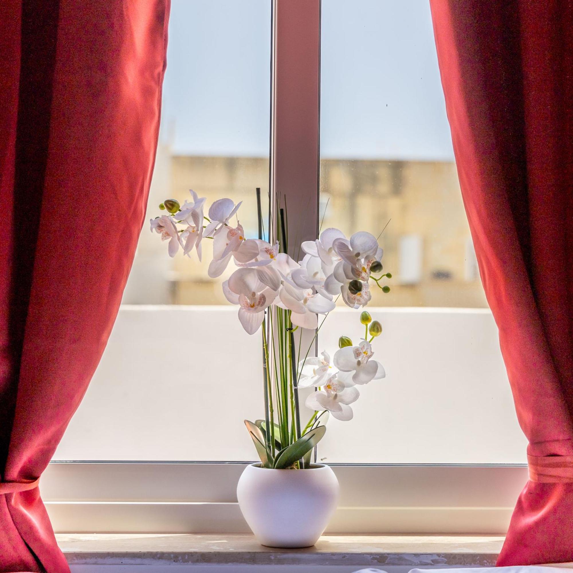 Sleek & Stylish 2Br Accommodation With Large Private Terrace - Close To Saint Julian'S & Tigne Shopping Mall Sliema Esterno foto